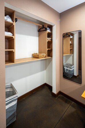 Interior - NEW luxury 4bd 2ba luxury lakeshore private cabin. Pet-Friendly. Hot tub & more! (Danbury)