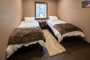 4 bedrooms, free WiFi, bed sheets - NEW luxury 4bd 2ba luxury lakeshore private cabin. Pet-Friendly. Hot tub & more! (Danbury)