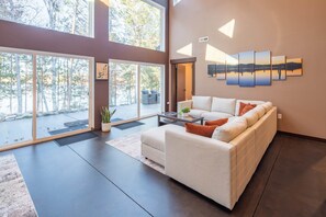 Smart TV, books - NEW luxury 4bd 2ba luxury lakeshore private cabin. Pet-Friendly. Hot tub & more! (Danbury)