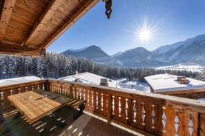 Chalet | Outdoor dining - Chalet Near Ski Lift With Garden (Neukirchen am Grossvenediger)