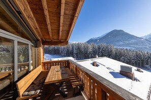 Chalet | Outdoor dining - Chalet in Neukirchen Near Ski Lift (Neukirchen am Grossvenediger)