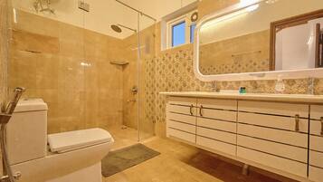 Habitación superior | Baño | Regadera, amenidades de baño ecológicas, bidet, toallas