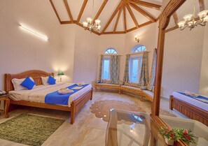 Superior Room | Egyptian cotton sheets, premium bedding, individually decorated - Emerald Stays Ooty by VOYE HOMES (Kunda)