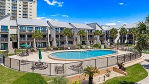 Un hôtel doté d’une piscine centrale, de nombreux balcons et d’espaces extérieurs aménagés pour se détendre.