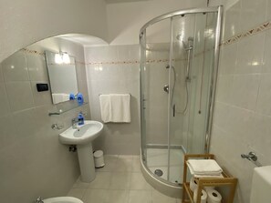 Dusche, Haartrockner, Bidet, Handtücher