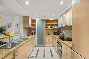 ثلاجة، ميكروويف، فرن، موقد طهي مسطح