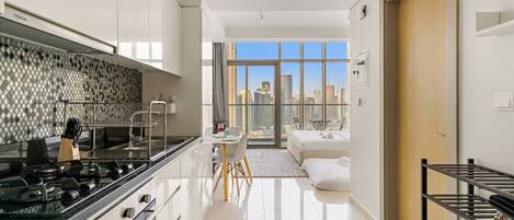 Microondas, horno, placa de cocina y cafetera o tetera