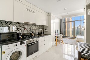 Mikrowelle, Ofen, Herdplatte, Wasserkocher mit Kaffee-/Teezubehör