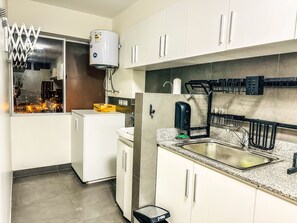 Kühlschrank, Mikrowelle, Ofen, Geschirrspüler