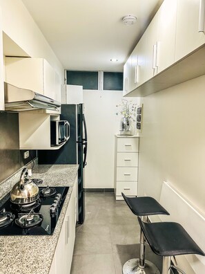 ثلاجة، ميكروويف، فرن، غسالة أطباق