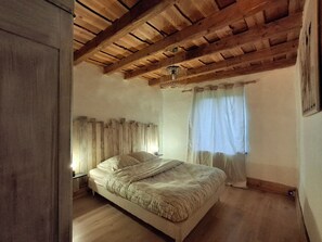 2 dormitorios, cuna de viaje, wifi gratis y ropa de cama