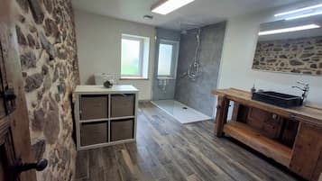 Douche, serviettes fournies, savon, papier de toilette