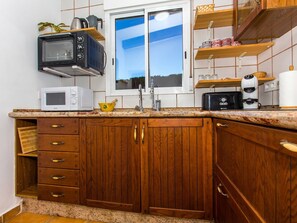Een koelkast, een microgolfoven, een oven