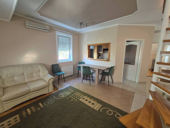 TV - Mathias, a Spacious 2-Bedroom Apartment with 2 Bathrooms & Private Parking (Kecskemét)