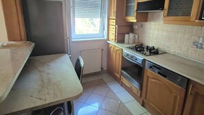 Cafetera y tetera, refrigerador, microondas y horno