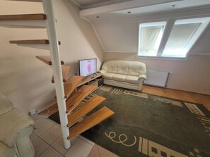 TV - Mathias, a Spacious 2-Bedroom Apartment with 2 Bathrooms & Private Parking (Kecskemét)