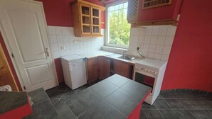 Een koffiezetapparaat/waterkoker, een koelkast, een microgolfoven