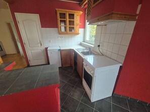 Fridge, microwave, oven, stovetop - Mathias 2 – Spacious and Comfortable Apartment in Kecskemét (Kecskemét)