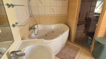 Jetted tub, towels
