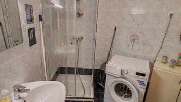 Shower, towels