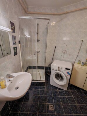 Shower, towels - Wesselényi Apartment – Modern Comfort in the Heart of Kecskemét (Kecskemét)