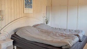 4 bedrooms, iron/ironing board, free WiFi