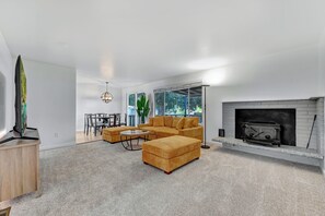 Smart TV, fireplace