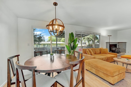 Spacious 5BR Retreat w/ Sunshine & Lush Green near Bellevue, Seattle and Airport