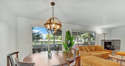 Spacious 5BR Retreat w/ Sunshine & Lush Green near Bellevue, Seattle and Airport