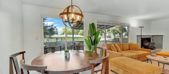 Spacious 5BR Retreat w/ Sunshine & Lush Green near Bellevue, Seattle and Airport