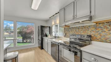 Frigorífico, microondas, horno y placa de cocina