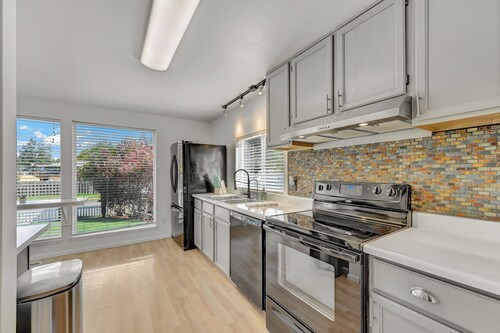 Spacious 5BR Retreat w/ Sunshine & Lush Green near Bellevue, Seattle and Airport