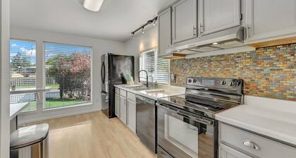 Spacious 5BR Retreat w/ Sunshine & Lush Green near Bellevue, Seattle and Airport