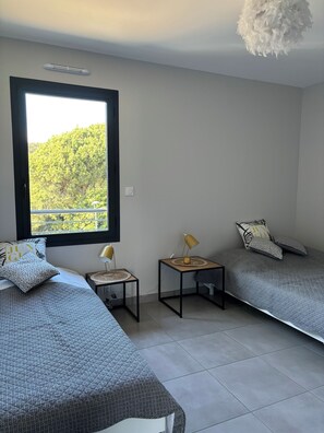 2 bedrooms, iron/ironing board, bed sheets