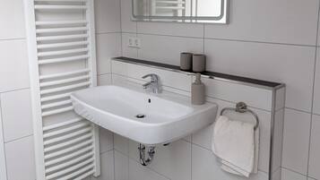 Douche, sĂšche-cheveux, serviettes fournies, savon