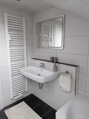 Douche, sèche-cheveux, serviettes fournies, savon