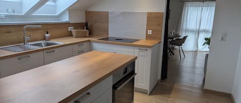 Un four, surface de cuisson, lave-vaisselle