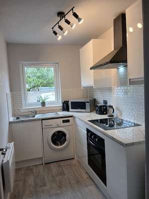 Kühlschrank, Mikrowelle, Ofen, Wasserkocher mit Kaffee-/Teezubehör