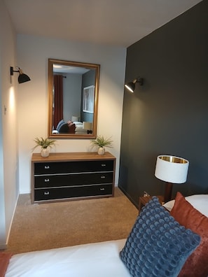 1 habitación, tabla de planchar con plancha, wifi gratis y ropa de cama