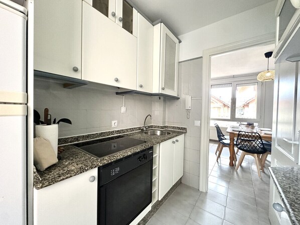 Frigorífico, microondas, horno y cafetera o tetera