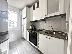 Frigorífico, microondas, horno y cafetera o tetera