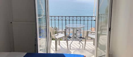 Klassieke kamer, balkon, uitzicht op strand | 1 slaapkamer, geluiddichte muren, gratis wifi