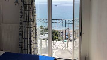 Quarto clássico, sacada, vista para a praia | 1 quarto, quartos à prova de som, Wi-Fi de cortesia
