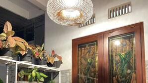 Un comedor con una mesa de madera, sillas y una lámpara colgante.