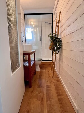 Dusche, Haartrockner, Handtücher, Seife