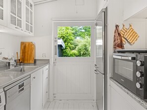 Kjøleskap, mikrobølgeovn, oppvaskmaskin og kjøkkenutstyr