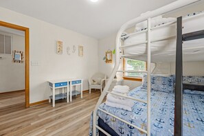 6 bedrooms, iron/ironing board, WiFi, bed sheets