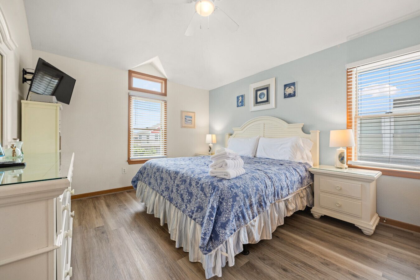 6 bedrooms, iron/ironing board, WiFi, bed sheets