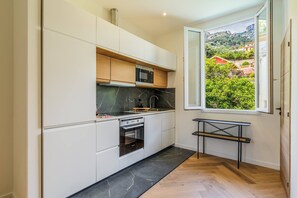 Fridge, oven, dishwasher, cookware/dishes/utensils