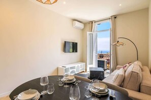 TV - Elegant one-bedroom apartment with sea view at the gateway to Monaco (Beausoleil)